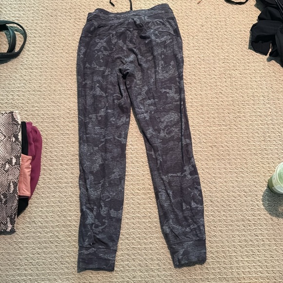 Lululemon camo joggers - Picture 2 of 4